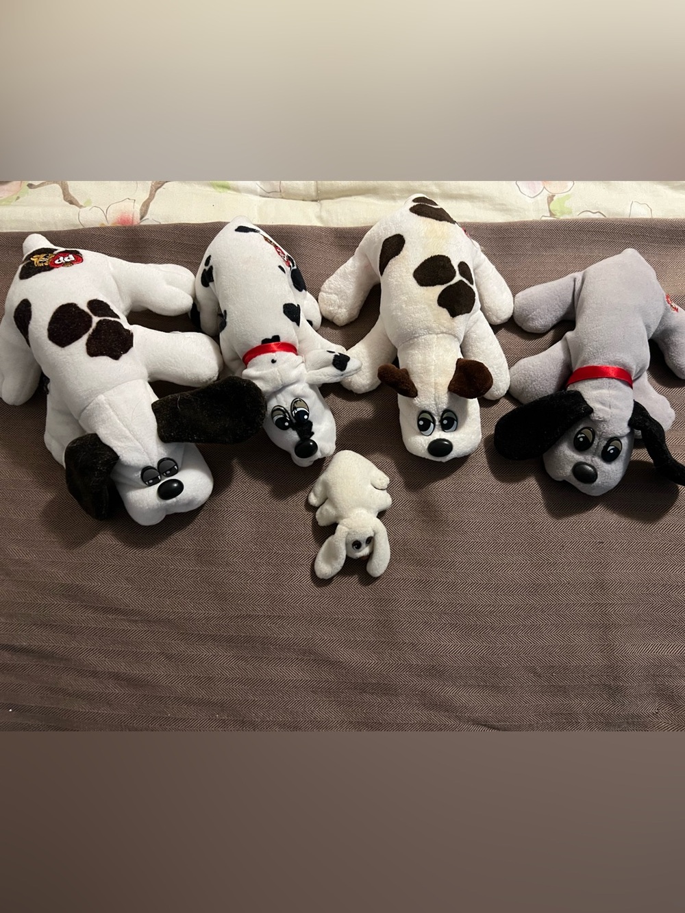 5 Vtg TONKA POUND PUPPIES 1 grey and 4 White